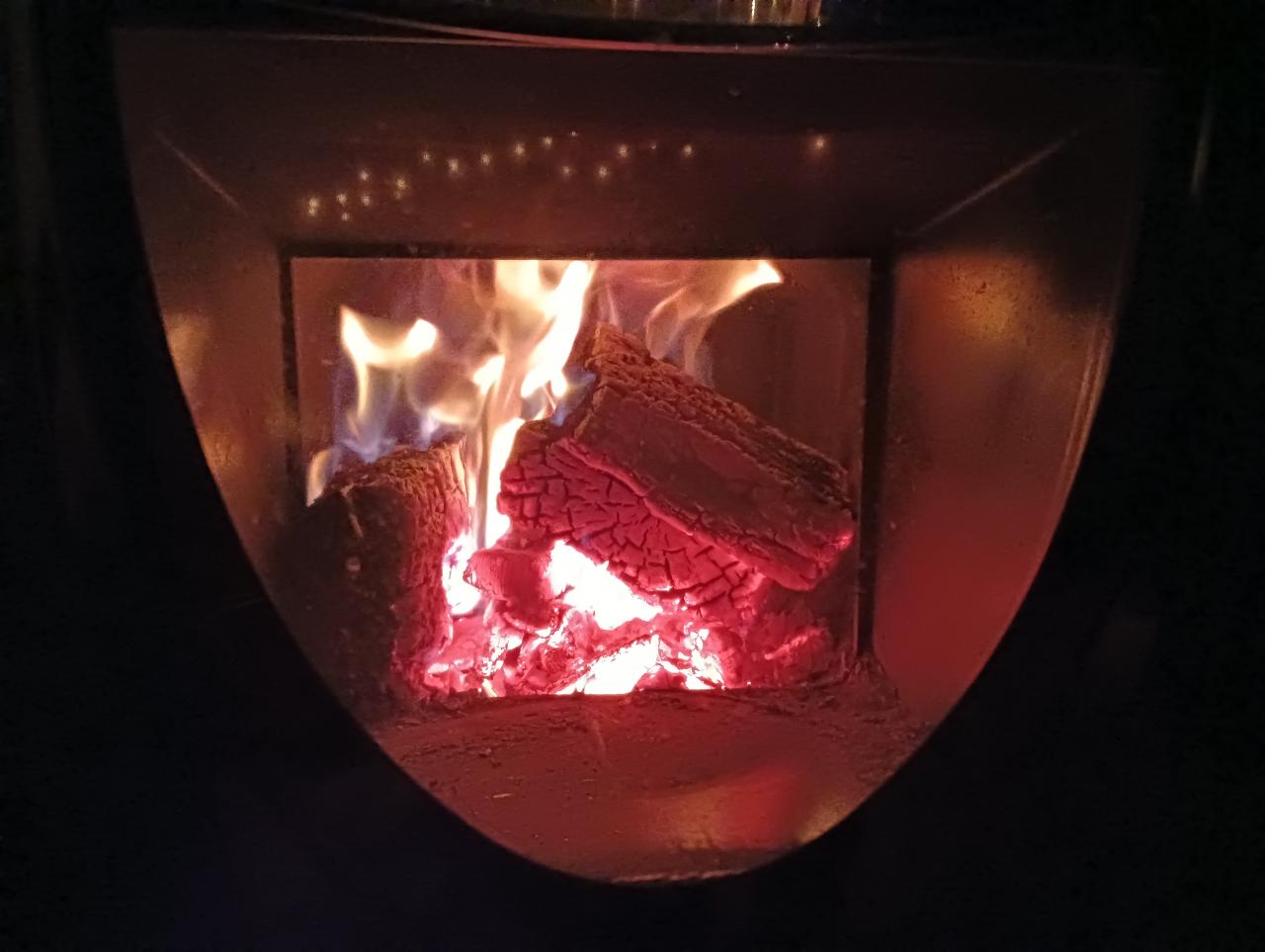 Жаркая парная, уединенная романтичная зона отдыха с камином на свежем воздухе, обливное ведро, душ, туалет, простыни, травяной чай.