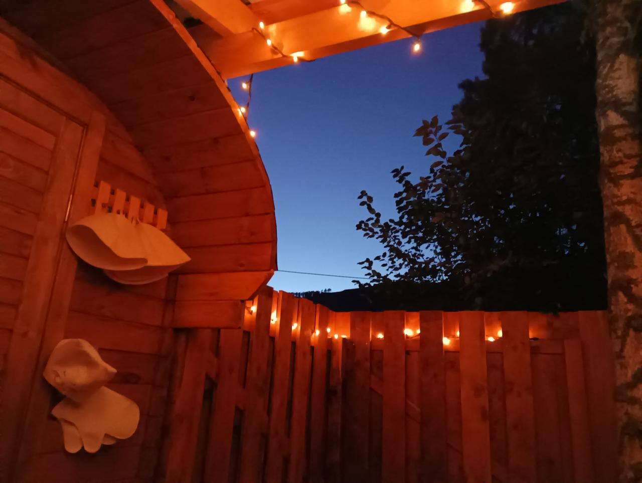 Жаркая парная, уединенная романтичная зона отдыха с камином на свежем воздухе, обливное ведро, душ, туалет, простыни, травяной чай.