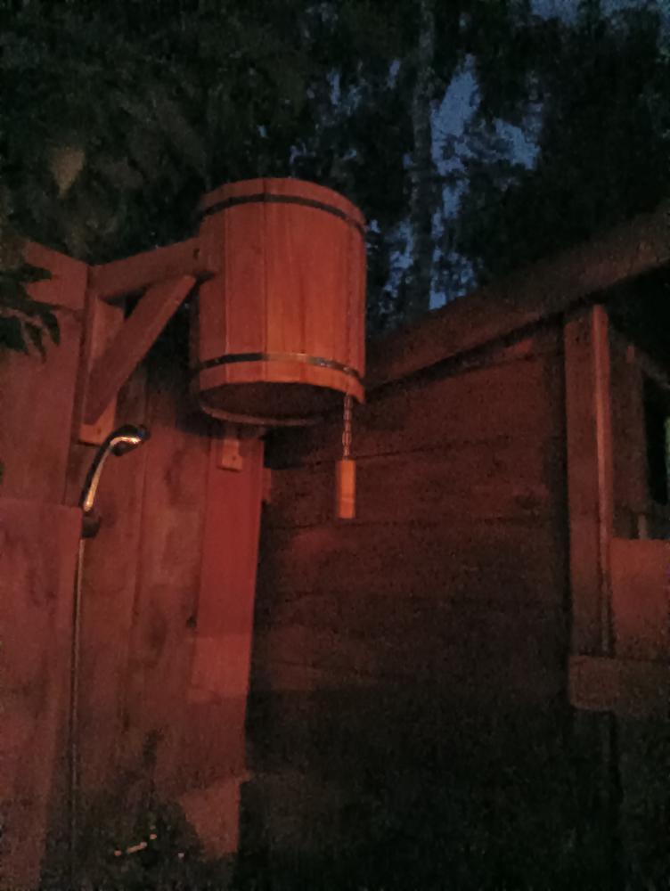 Жаркая парная, уединенная романтичная зона отдыха с камином на свежем воздухе, обливное ведро, душ, туалет, простыни, травяной чай.