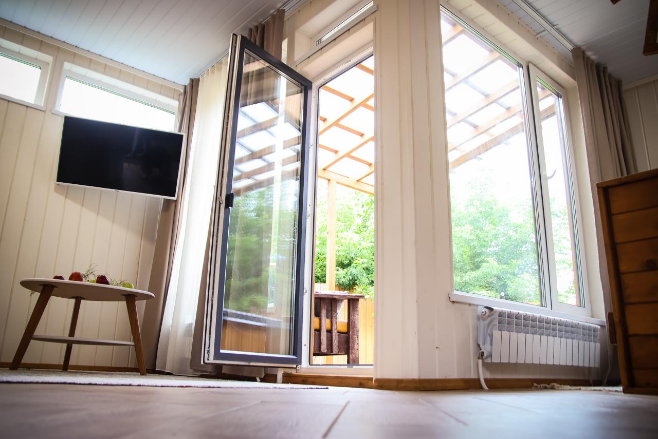 Семейный домик студия, панорамные окна