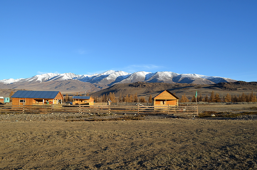 База Чуйские Альпы на фоне Курайского хребта