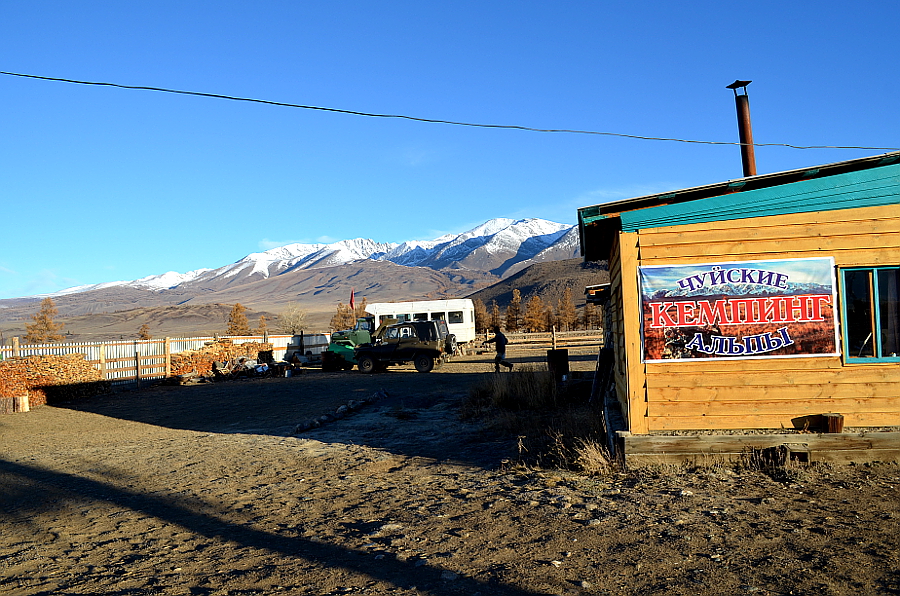 Зимний домик и машины на базе