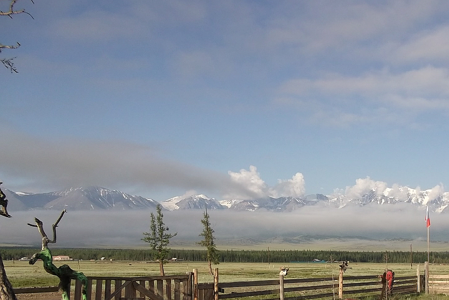 Вид с базы на Северо-Чуйский хребет