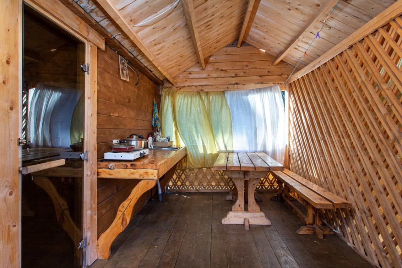 Веранда летнего  5-местного домика Чемал "Шале Легенда"