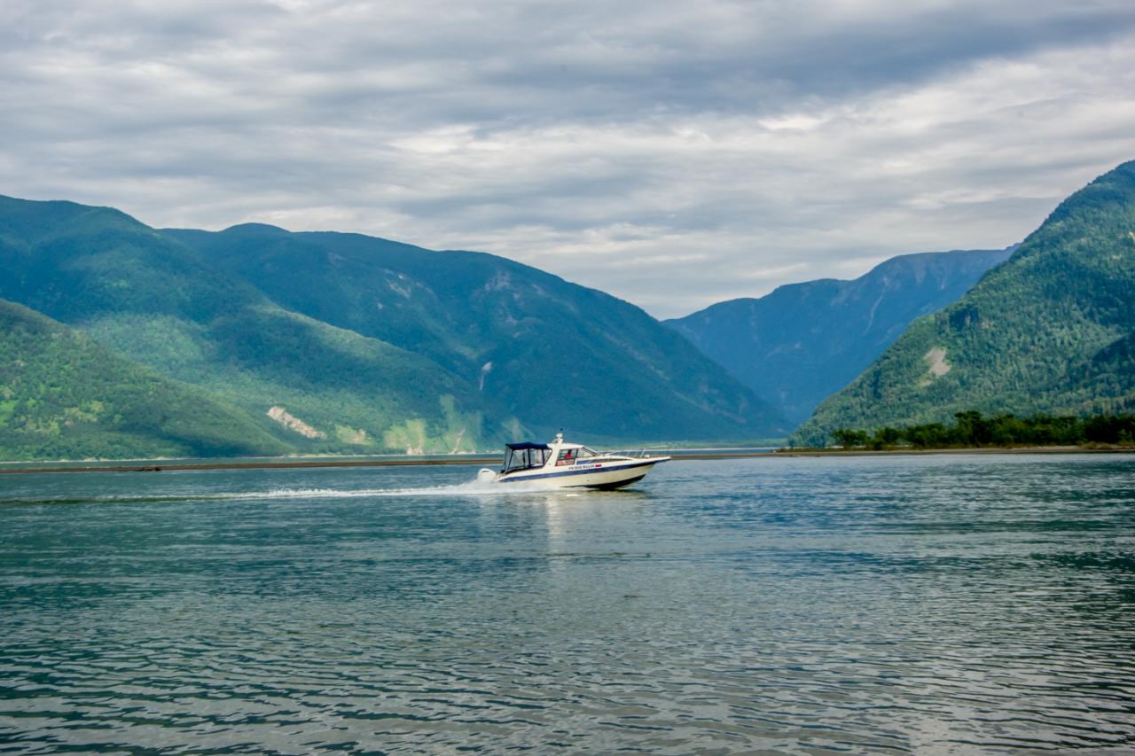 Прогулка на катерепо Телецкому озеру