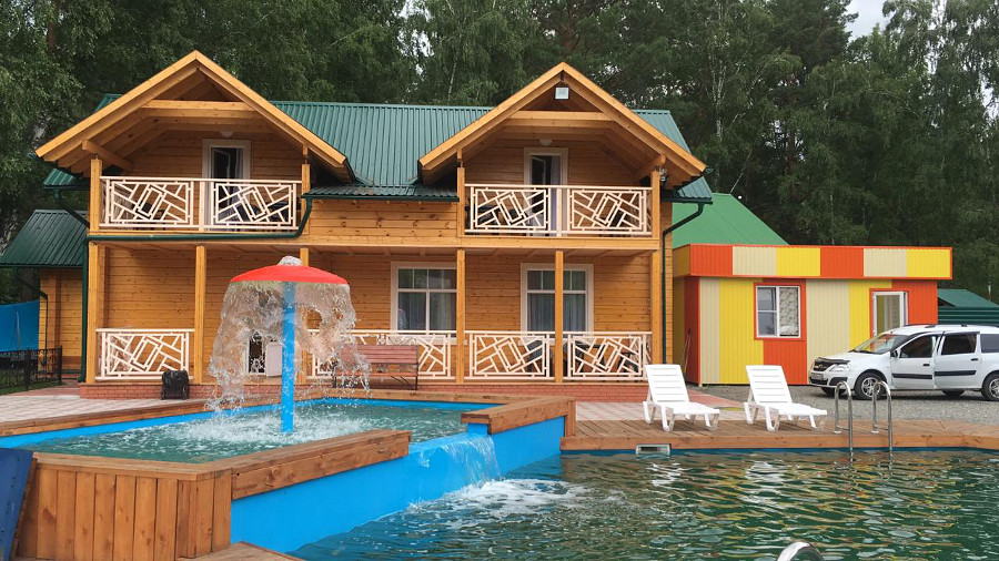 Коттедж на три номера у бассейна