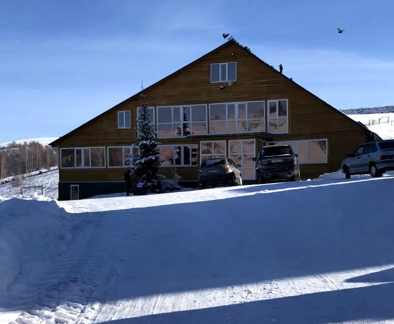 Гостиница "Благородный марал" на Алтае зимой