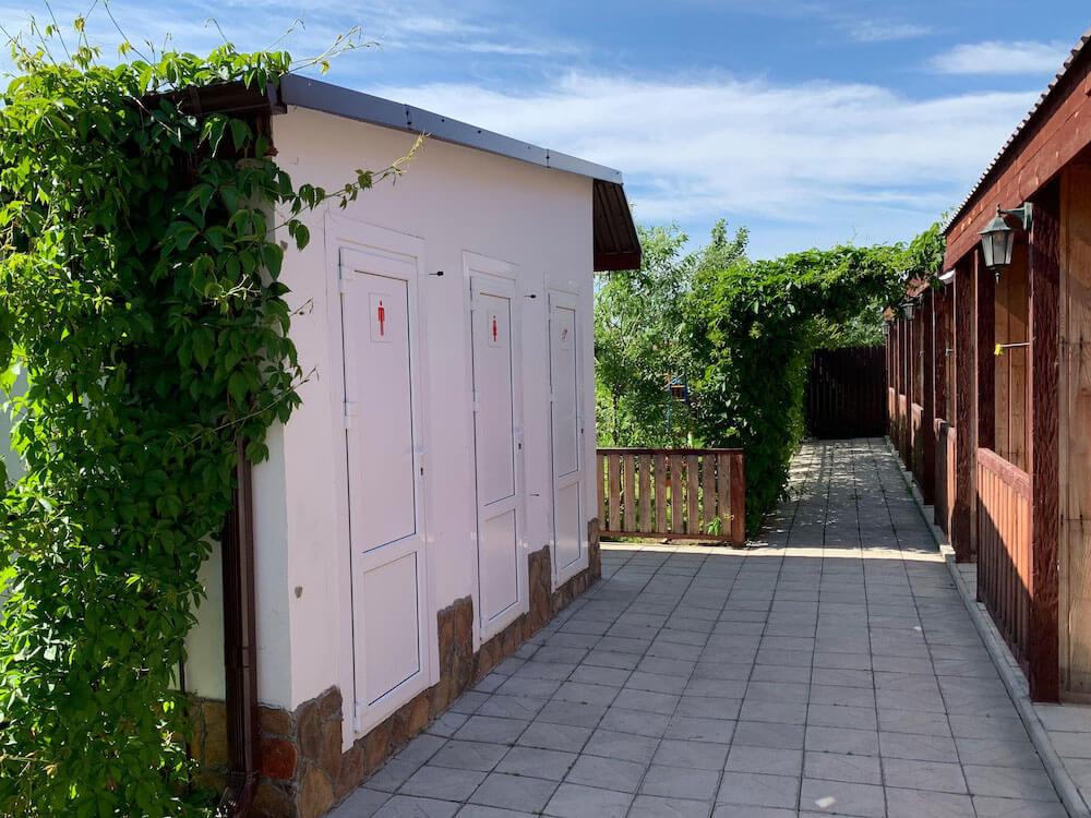 Туалеты на территории 