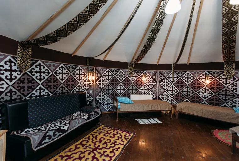 "Этнодом" Акташ юрта с односпальными кроватями и диваном