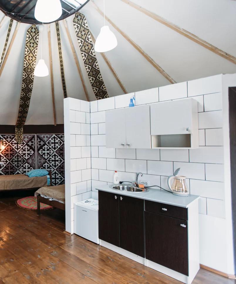 "Этнодом" Акташ юрта с односпальными кроватями и диваном