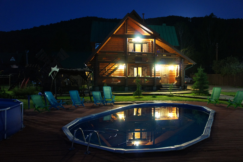 Изба и бассейн