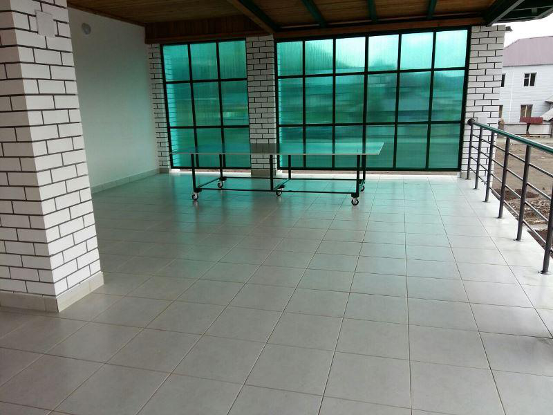 Корпус ВИП, теннисный стол на террасе