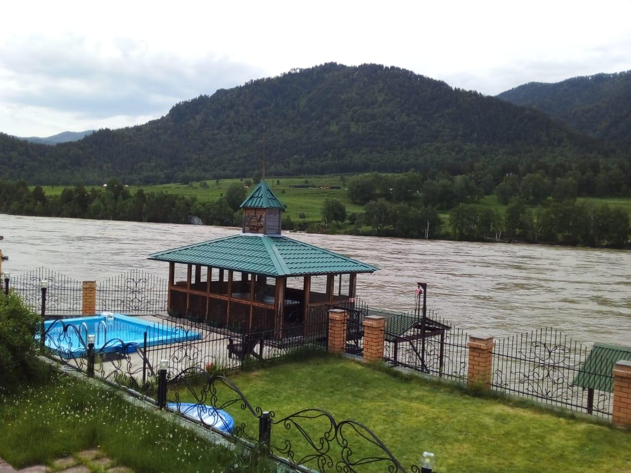 Отдых в Чемале у реки Катунь бассейн и беседка