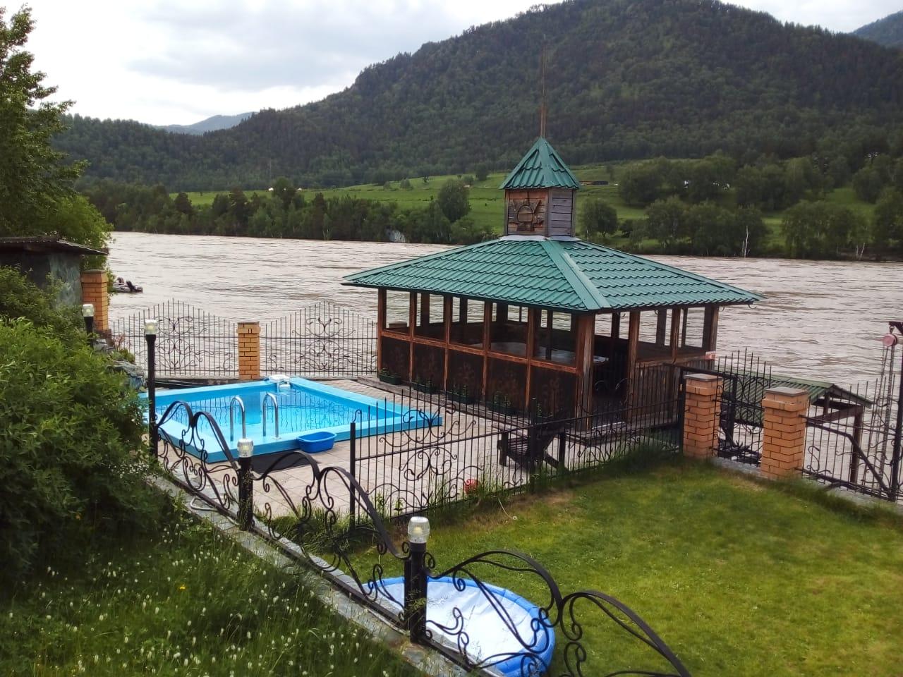 Чемал два бассейна и беседка  у реки Катунь