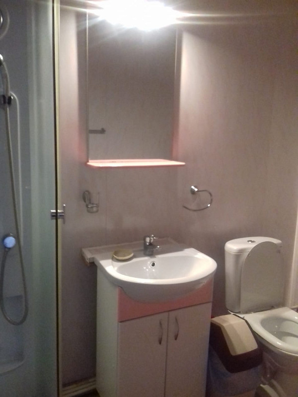 Санузел с душем двухкомнатного номера