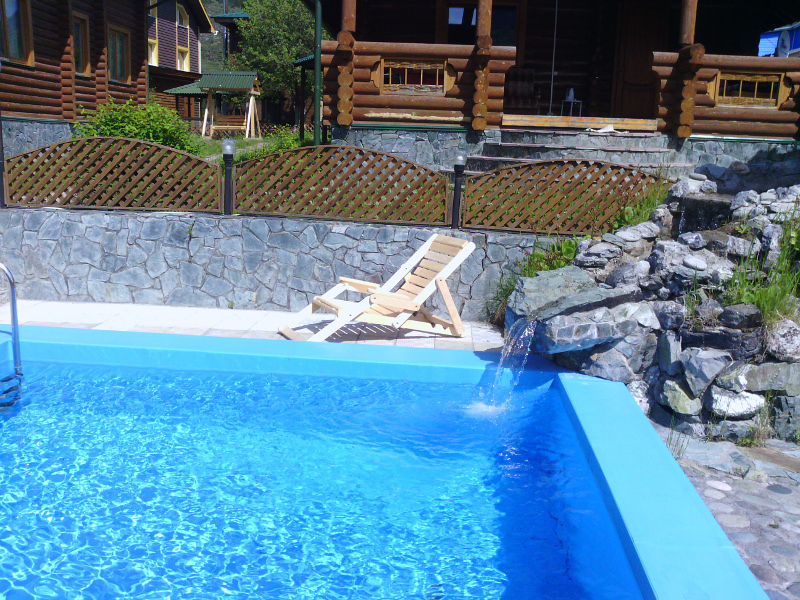 Летний бассейн с водопадом