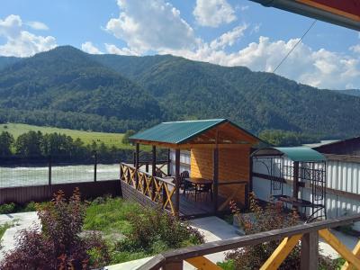 Беседка и мангал у реки Катунь в Чемале