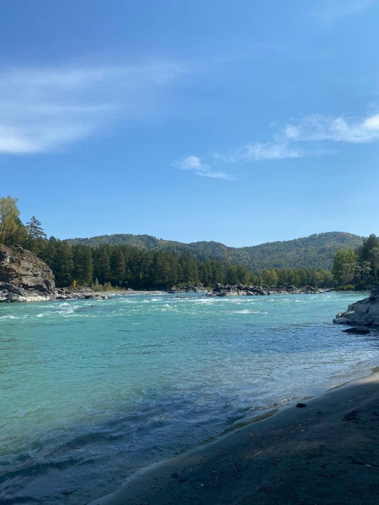 Река Катунь возле турбазы "Таиснтвенный берег" на Алтае