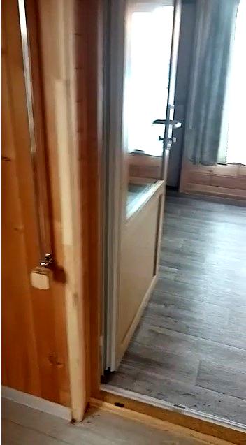 Выход на большую крытую веранду