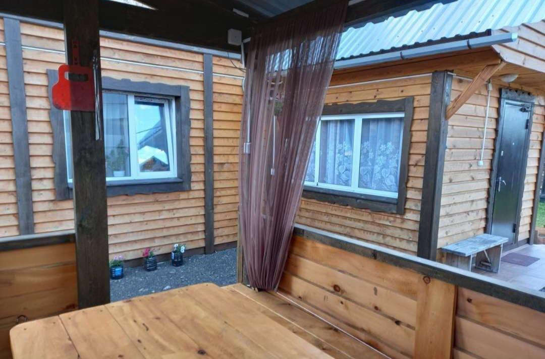 Вид на зимний дом из беседки