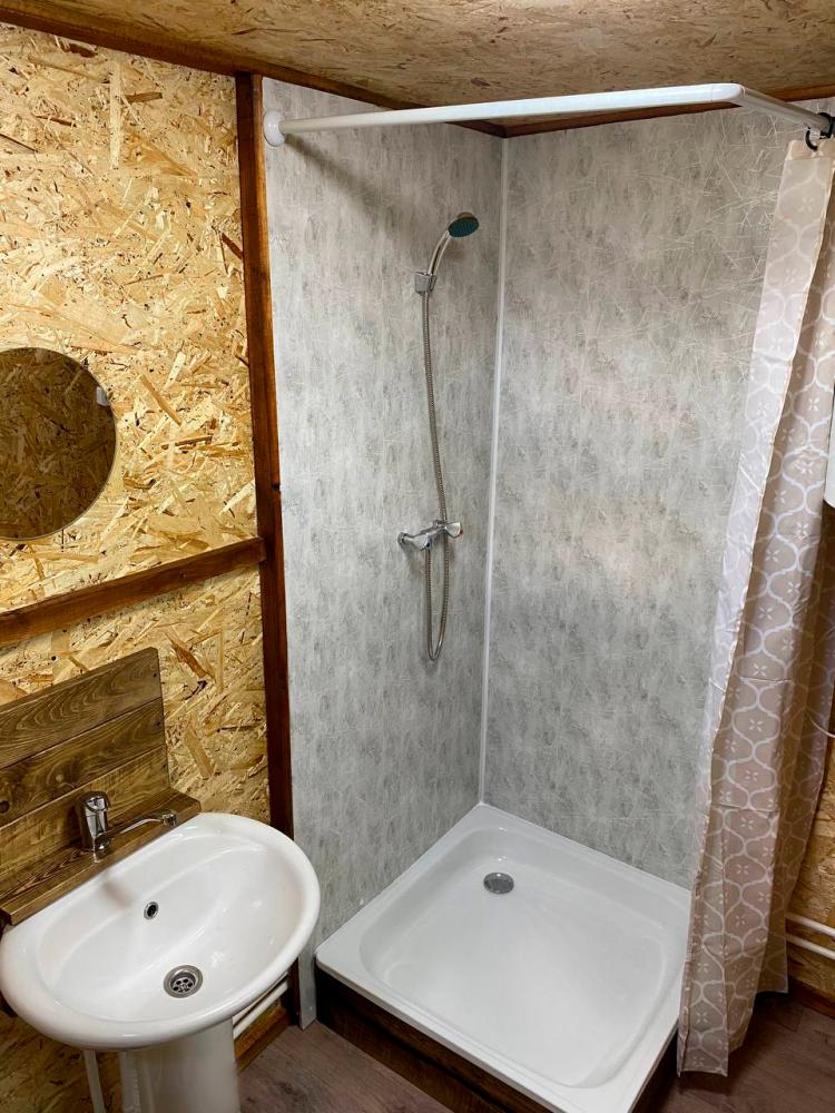 Дом 4-хместный благоустроенный  (душ, WC, кухня)