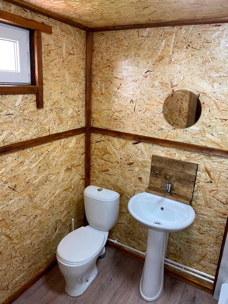 Дом 4-хместный благоустроенный  (душ, WC, кухня)