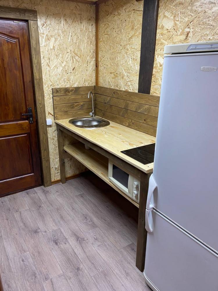 Дом 4-хместный благоустроенный c беседкой  (душ, WC, кухня)