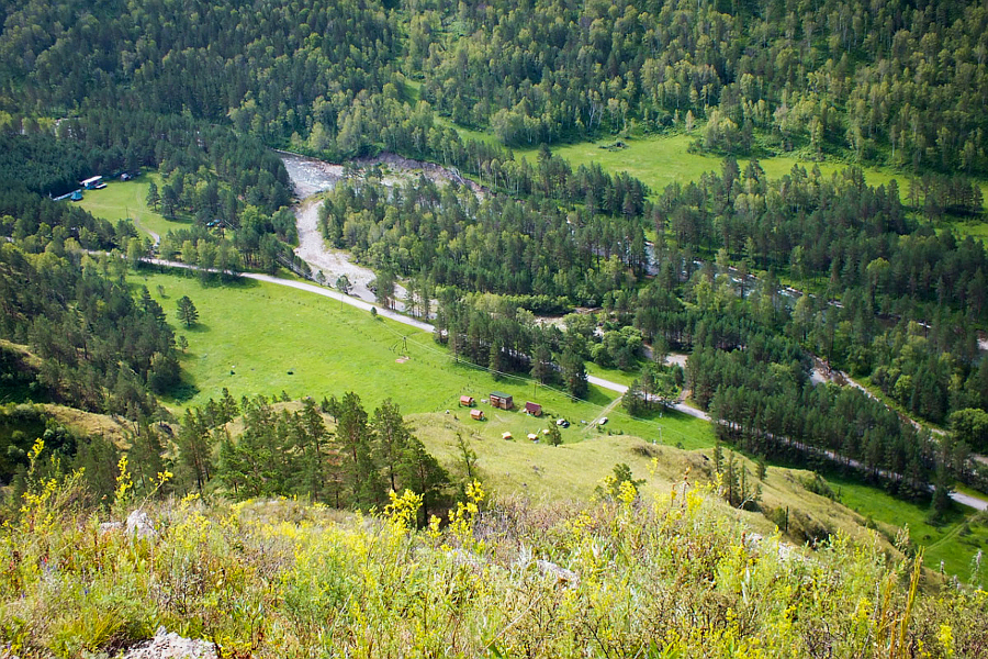 Вид с горы на турбазу и реку Чемал