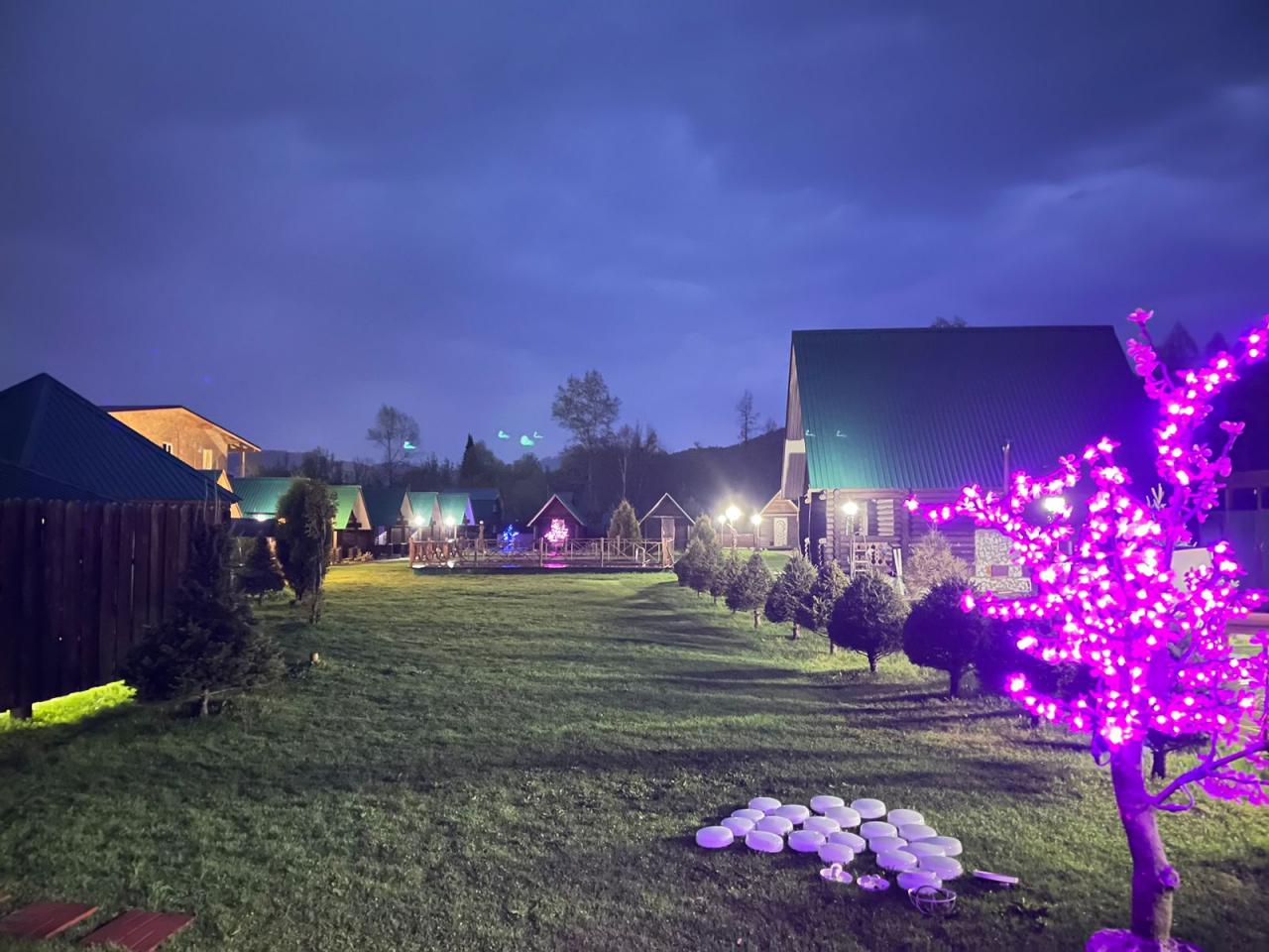 Двухместные домики на озере Ая