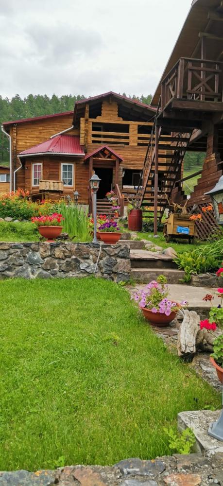 Элекмонар коттеджи у реки Катунь в Горном Алтае