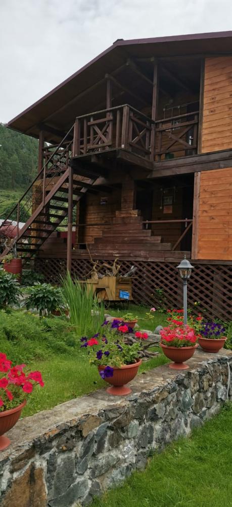 Элекмонар коттеджи у реки Катунь в Горном Алтае