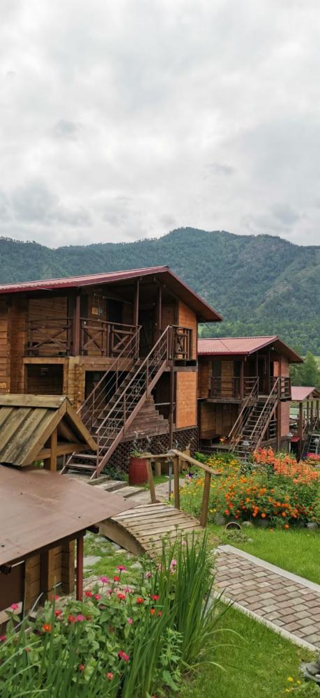 Домики у реки Катунь в Элекмонаре