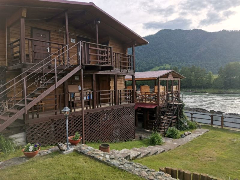 Домики у реки Катунь