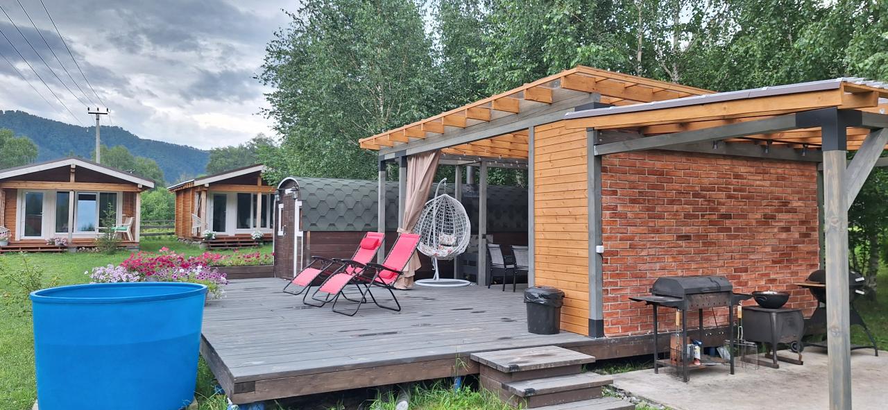 База отдыха  "Altai ForRest" у реки Катунь