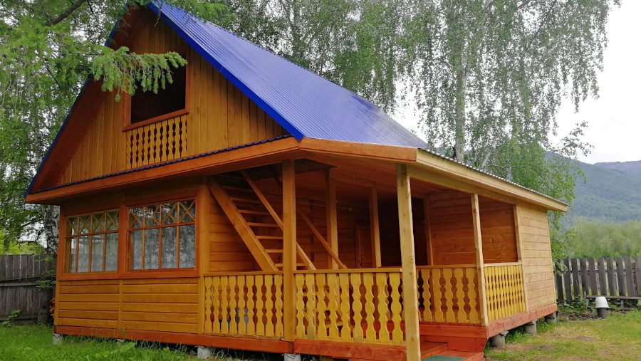 Синий благоустроенный дом