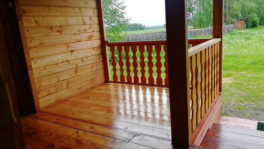 Синий благоустроенный дом