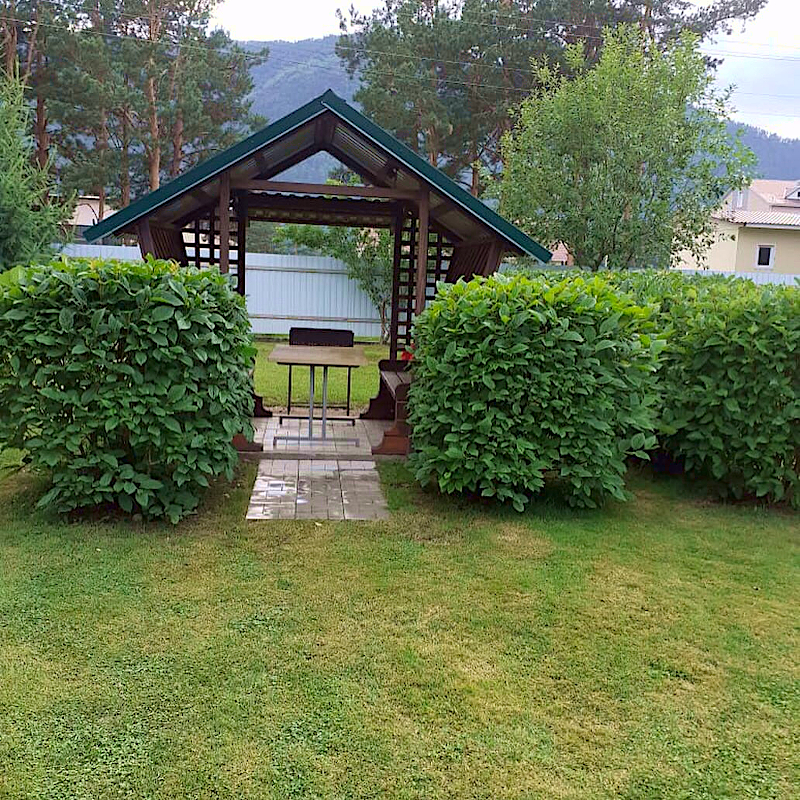 Беседка возле домика