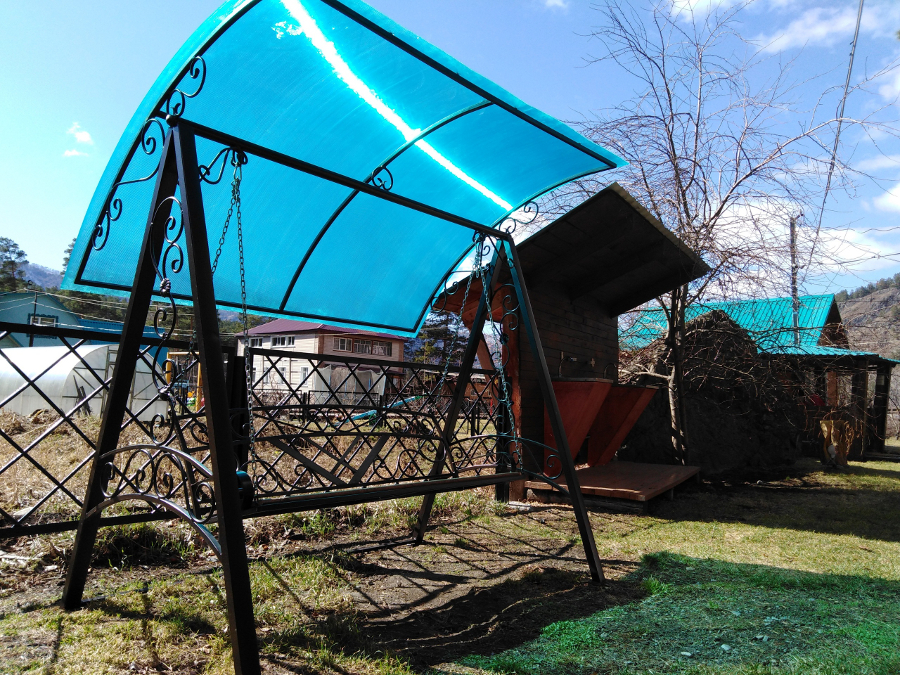 Качеля и умывальники на территории