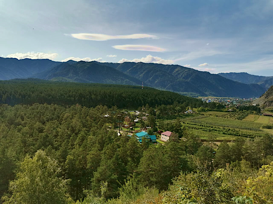 Вид от пирамиды на Чемал