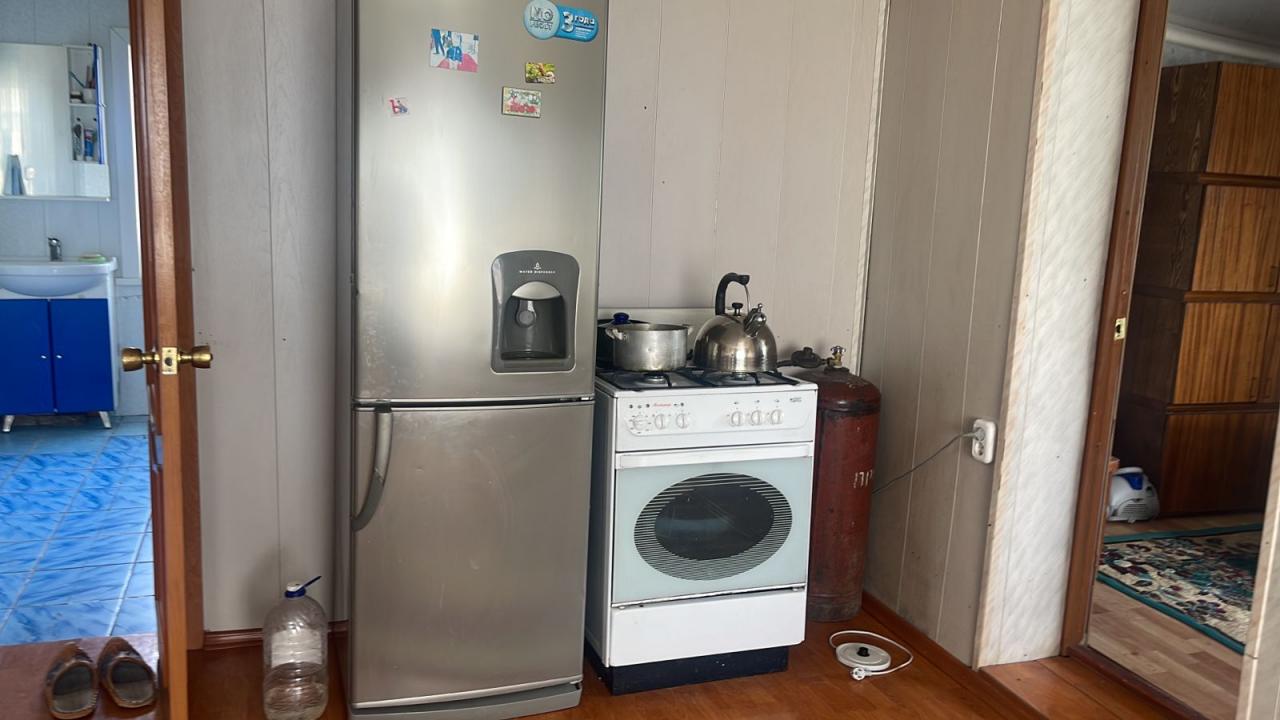 Холодильник, плита с духовкой, чайник, посуда.