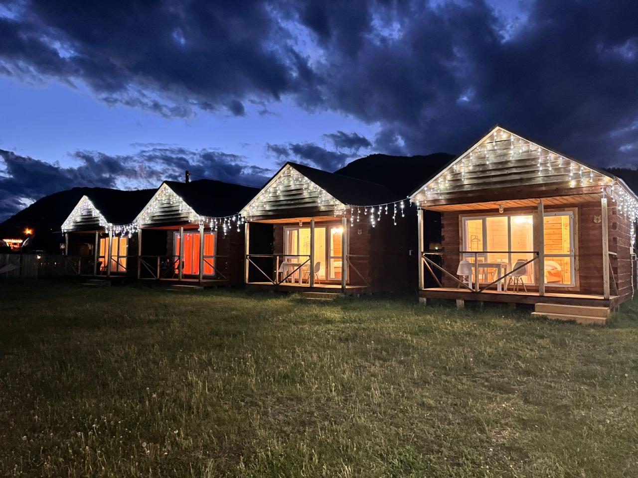 Гостевые дома в Акташе «Арлан»  вечером