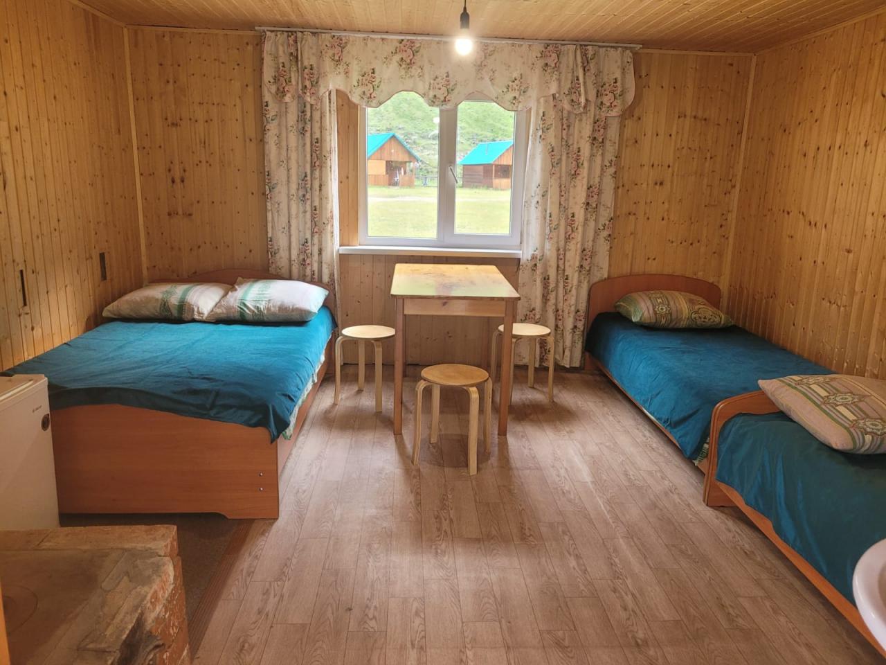 Дом 4-местный благоустроенный с печкой, душем, туалетом