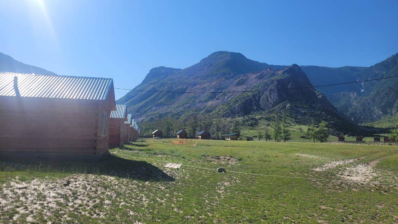 Турбаза "Эзен" на берегу реки Чулышман в Горном Алтае