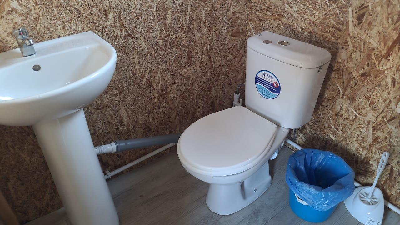 3-хместный домик с удобствами (унитаз). 