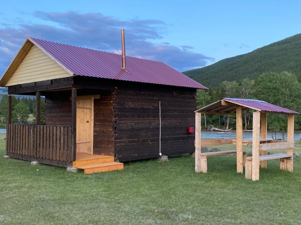 3-хместный домик у реки Чуя на Алтае