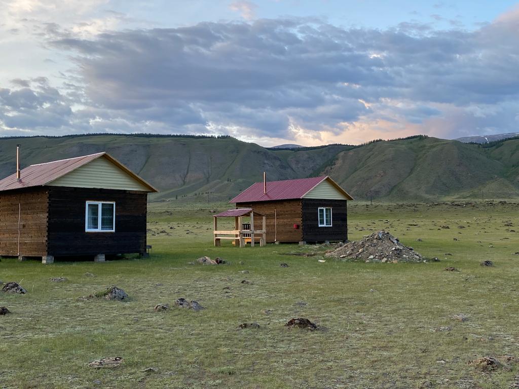 3-хместные домики у реки Чуя на Алтае