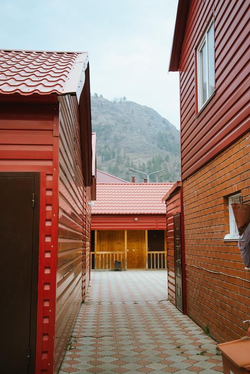 Кафе и отель "ВАН" в Чемале на Алтае