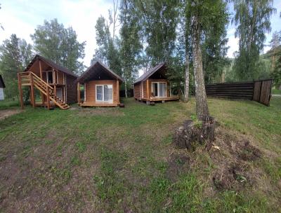 Три гостевых домика у леса в Горном Алтае