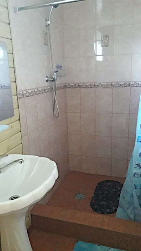 Душ благоустроенного номера