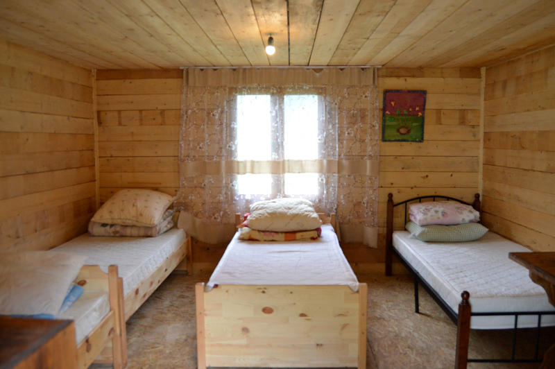 Летний 4-хместный полублагоустроенный домик